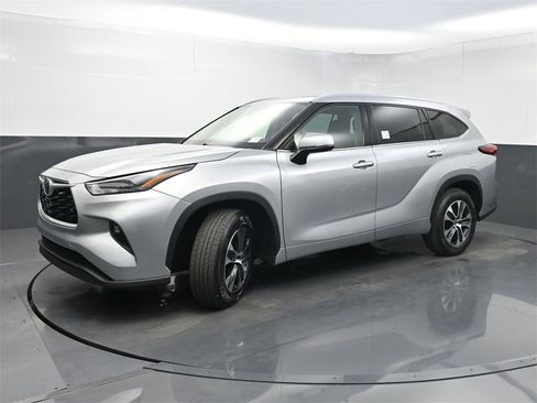 Used 2022 Toyota Highlander XLE image 24