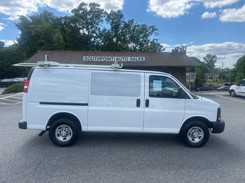 Used 2017 Chevrolet Express 2500 RWD image 2