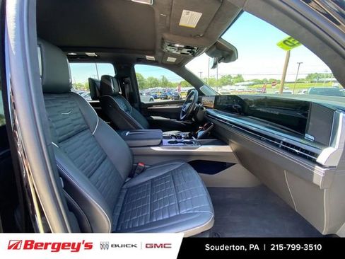 Used 2025 Cadillac Escalade V AWD/4WD image 31