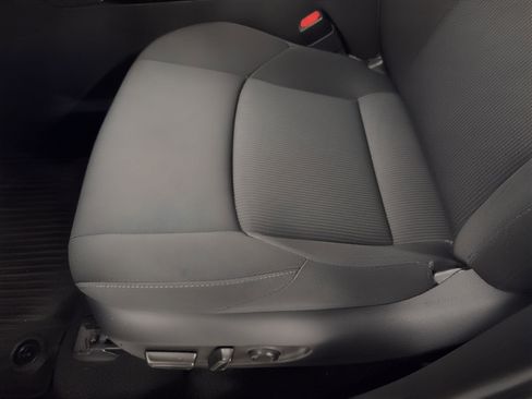 Used 2021 Toyota Venza LE image 16