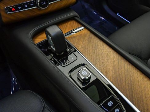 Certified 2025 Volvo XC90 B6 Ultra image 25