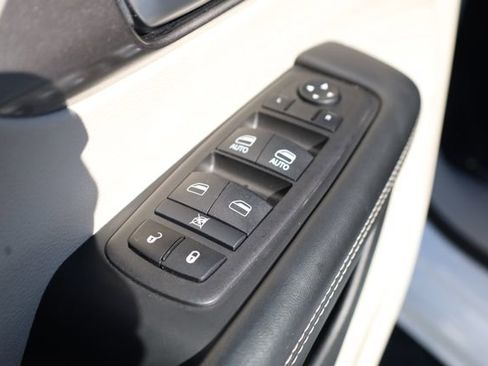 Used 2024 Chrysler Pacifica Touring-L FWD image 14