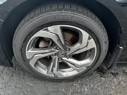 Used 2018 Honda Accord EX image 9