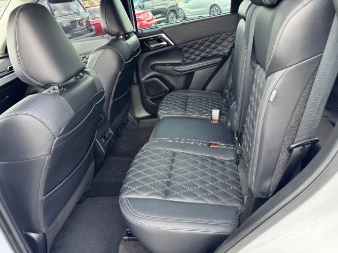 Used 2023 Mitsubishi Outlander SEL FWD image 12