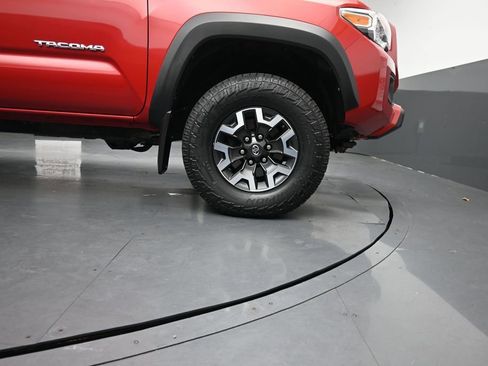 Used 2017 Toyota Tacoma TRD Off-Road w/ Premium & Technology Package AWD/4WD image 11
