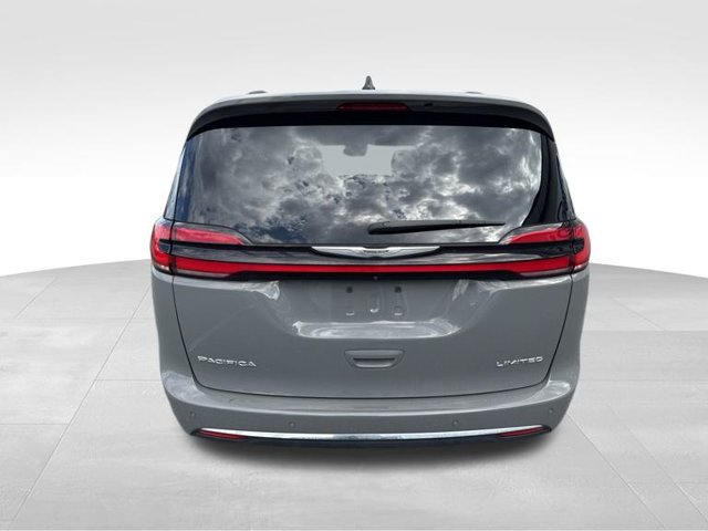 Used 2023 Chrysler Pacifica Limited w/ Uconnect Theater Family Group FWD image 7