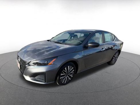 Used 2025 Nissan Altima 2.5 SV FWD image 8