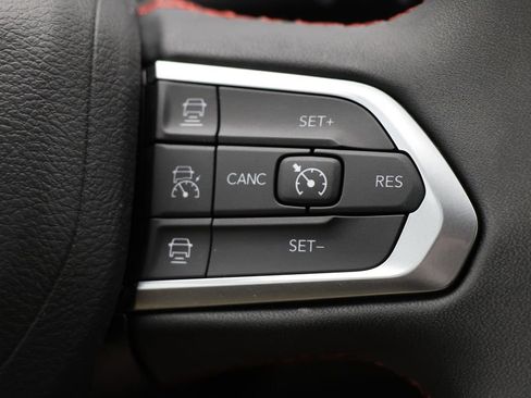 Used 2025 Jeep Compass Trailhawk AWD/4WD image 19