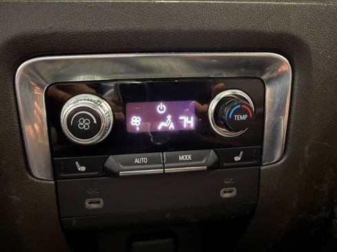 Used 2023 GMC Yukon XL SLT w/ SLT Premium Package AWD/4WD image 30