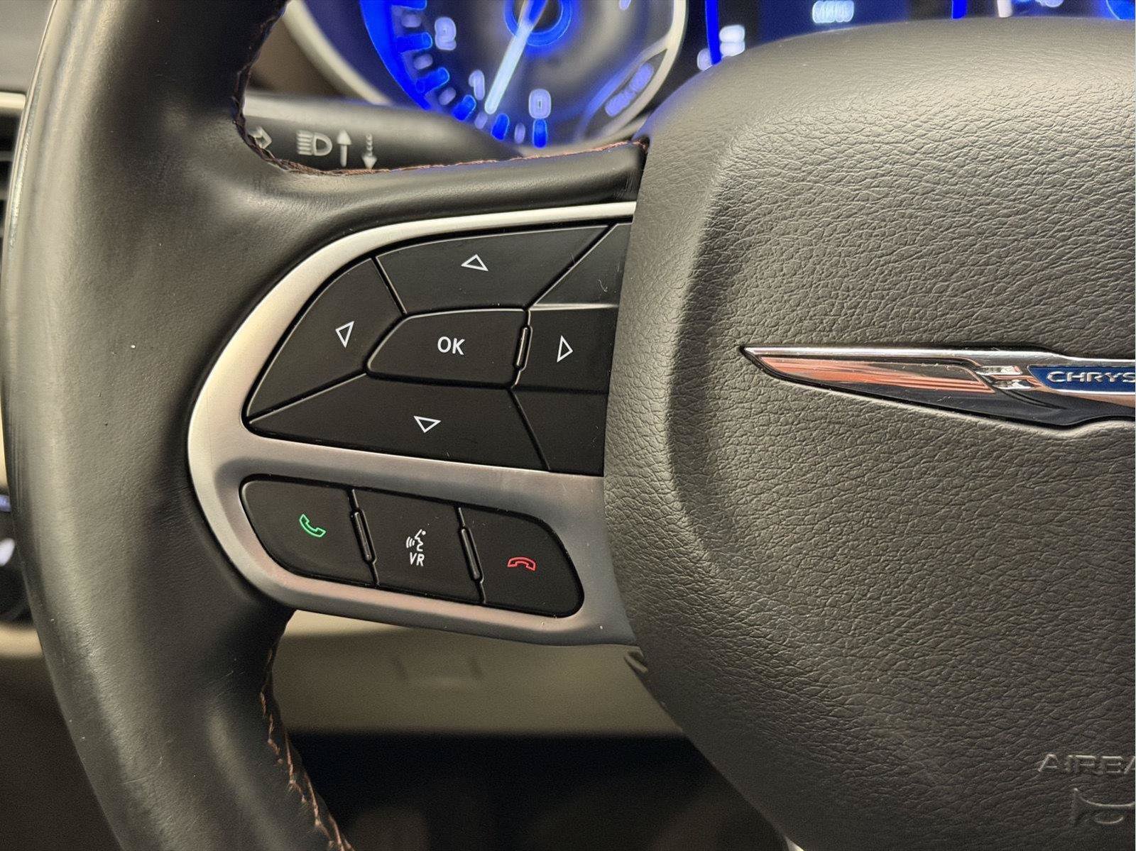 Used 2018 Chrysler Pacifica Touring-L FWD image 15