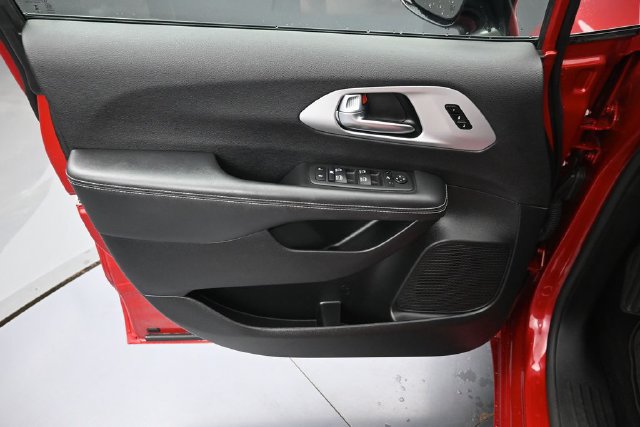 Used 2025 Chrysler Pacifica Limited FWD image 26