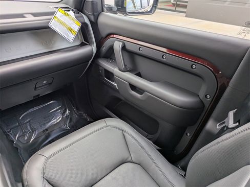 New 2025 Land Rover Defender 130 X-Dynamic SE image 18