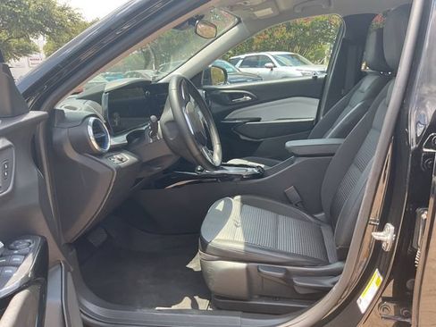 Used 2025 Chevrolet Trax LT w/ LT Convenience Package FWD image 8
