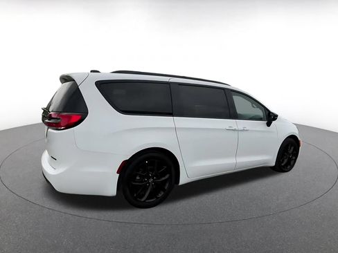 Used 2025 Chrysler Pacifica Limited FWD image 15