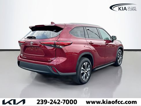 Used 2022 Toyota Highlander XLE image 5