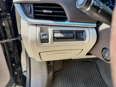 Used 2017 Cadillac XTS Platinum FWD image 11