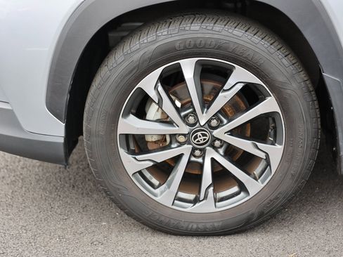 Used 2022 Toyota Corolla Cross XLE w/ Convenience Package image 12