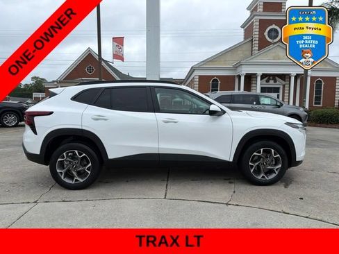 Used 2025 Chevrolet Trax LT FWD image 4