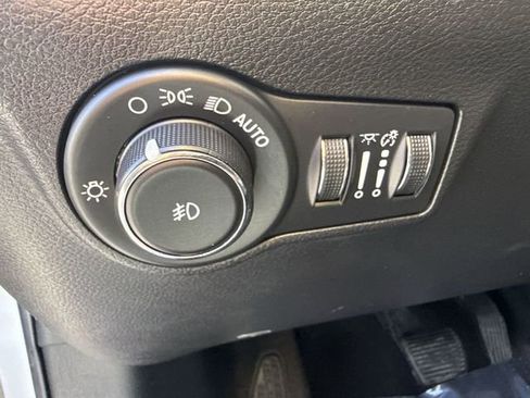 Used 2023 Jeep Compass Latitude AWD/4WD image 17