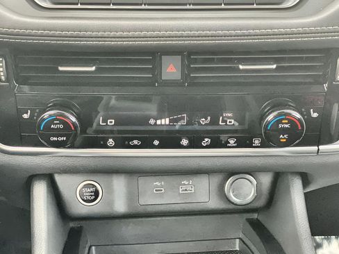 Used 2022 Nissan Rogue SV w/ SV Premium Package image 17