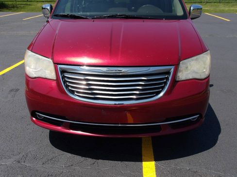 Used 2013 Chrysler Town & Country Touring-L w/ Driver Convenience Group FWD image 28