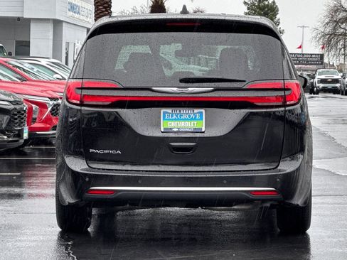 Used 2025 Chrysler Pacifica Select image 4