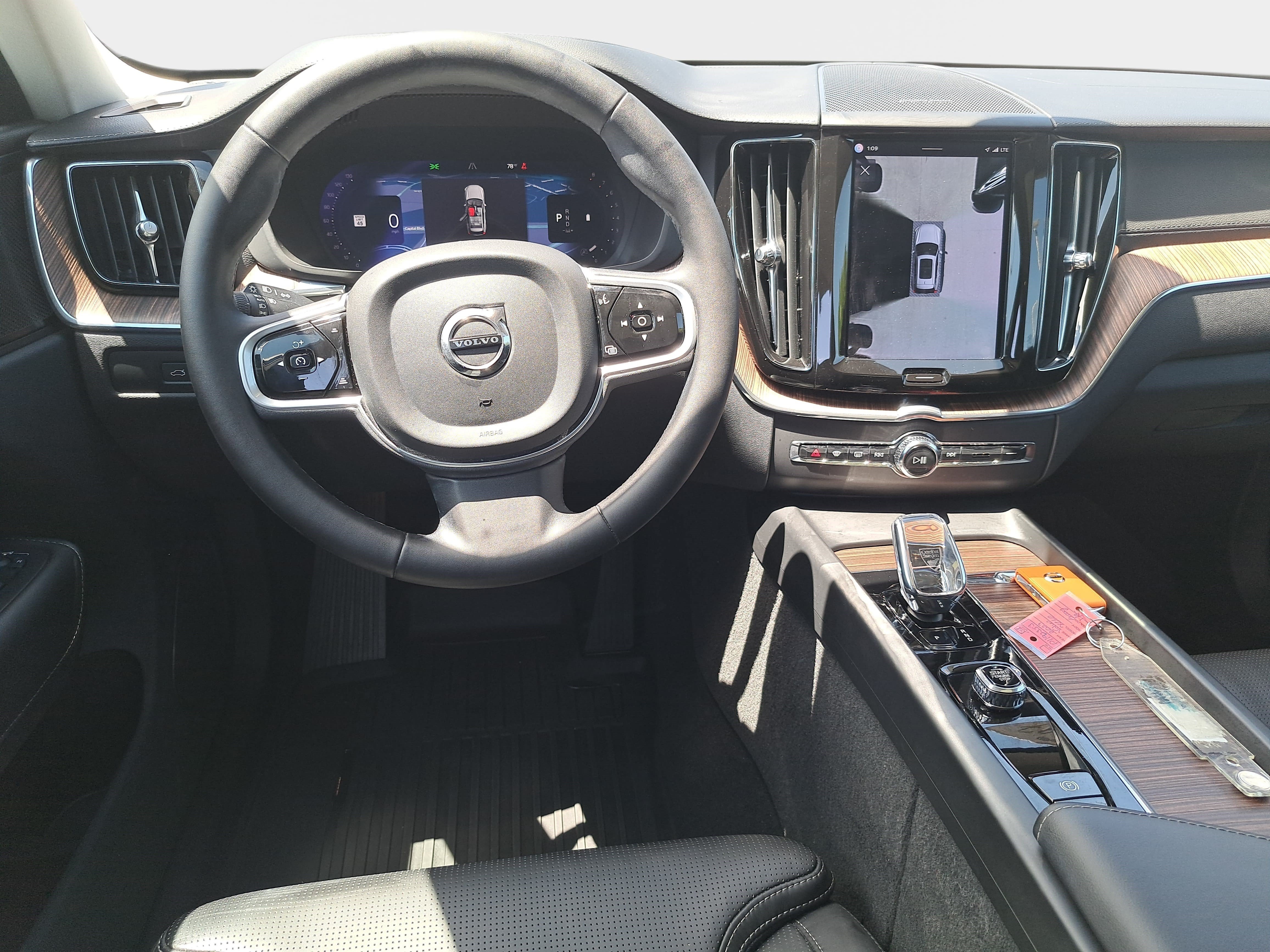 Used 2023 Volvo XC60 B5 Ultimate w/ Climate Package FWD image 16