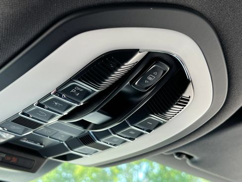 Certified 2024 Porsche Macan AWD/4WD image 33