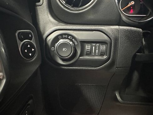 Used 2021 Jeep Wrangler Unlimited Sahara AWD/4WD image 17