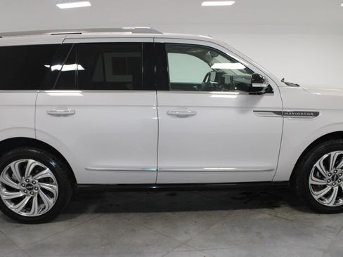 Used 2023 Lincoln Navigator Reserve AWD/4WD image 11