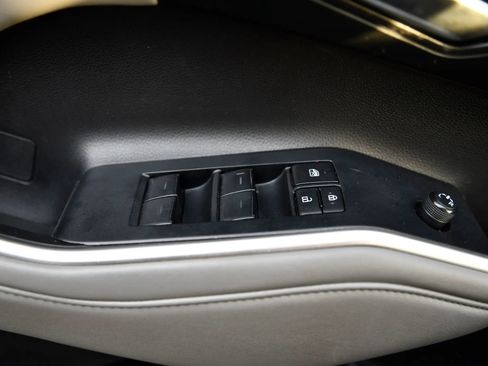 Used 2023 Toyota Highlander XLE image 11