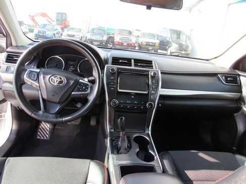 Used 2017 Toyota Camry SE w/ Moonroof Package image 14