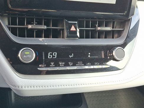 Used 2025 Toyota Corolla SE image 16