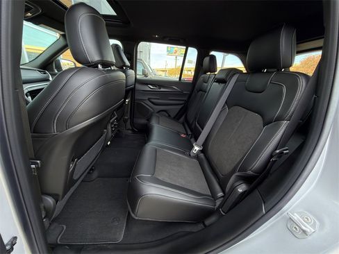 New 2025 Jeep Grand Cherokee Altitude image 20