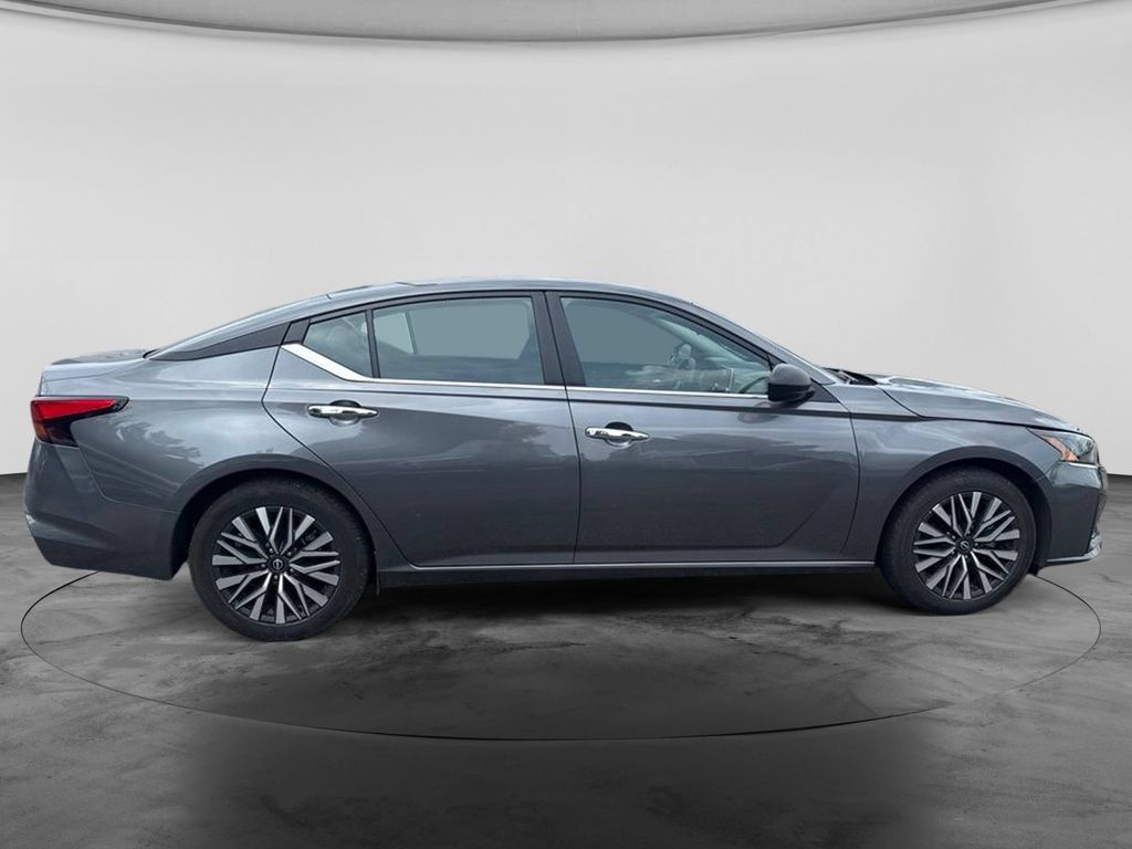 Used 2025 Nissan Altima 2.5 SV FWD image 12