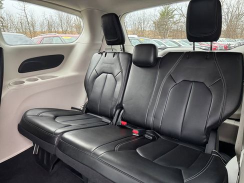 Used 2023 Chrysler Pacifica Touring-L FWD image 33