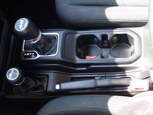 Used 2019 Jeep Wrangler Unlimited Sahara AWD/4WD image 27