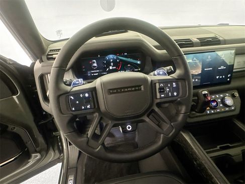 Used 2025 Land Rover Defender 110 image 11