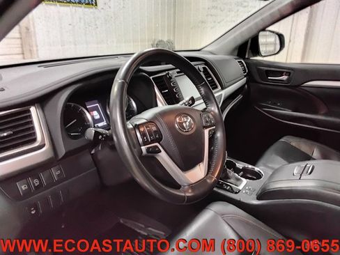 Used 2019 Toyota Highlander XLE AWD/4WD image 11