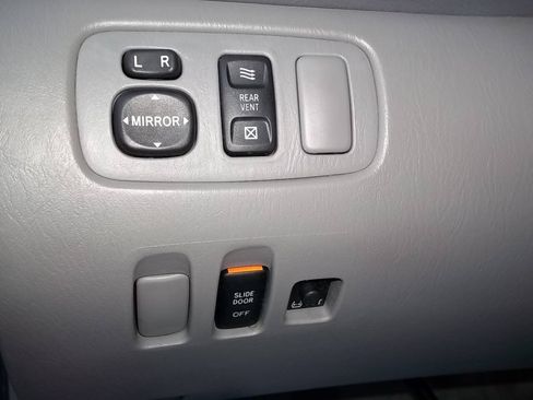 Used 2004 Toyota Sienna LE w/ LE Pkg 7 FWD image 15