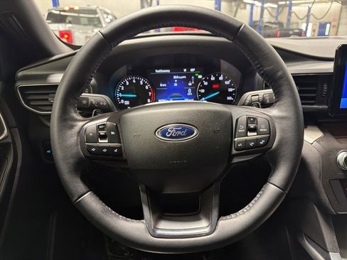 Used 2020 Ford Explorer XLT w/ Equipment Group 202A AWD/4WD image 18