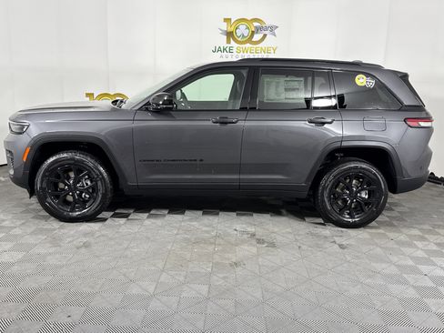 New 2025 Jeep Grand Cherokee Altitude image 5