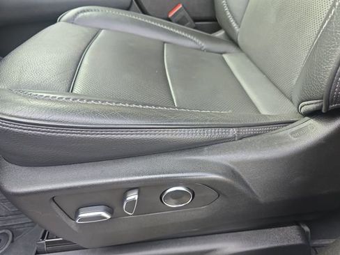 Used 2023 GMC Yukon Denali image 2