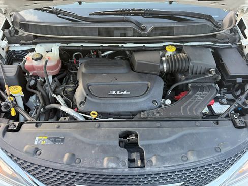 Used 2018 Chrysler Pacifica Touring-L w/ Advanced Safetytec Group FWD image 25
