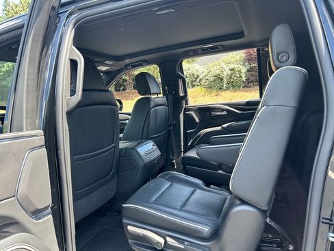 Used 2023 Cadillac Escalade ESV Premium Luxury image 38