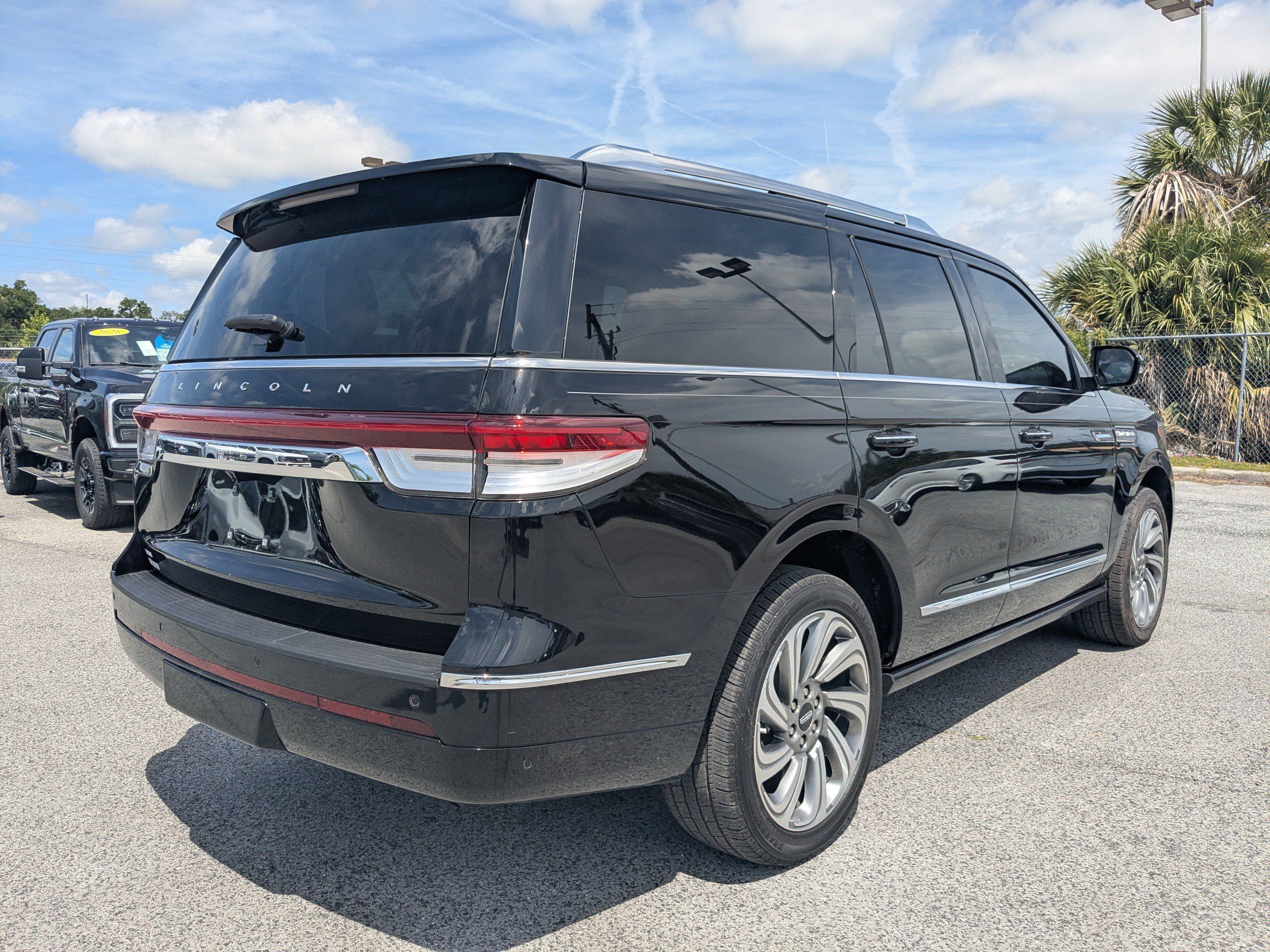 Used 2023 Lincoln Navigator Reserve AWD/4WD image 4