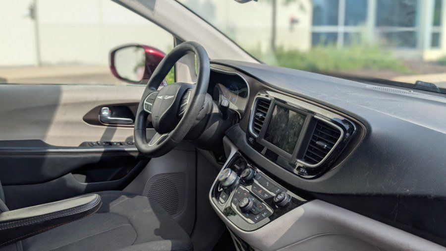 Used 2018 Chrysler Pacifica Touring Plus w/ Tire & Wheel Group FWD image 16