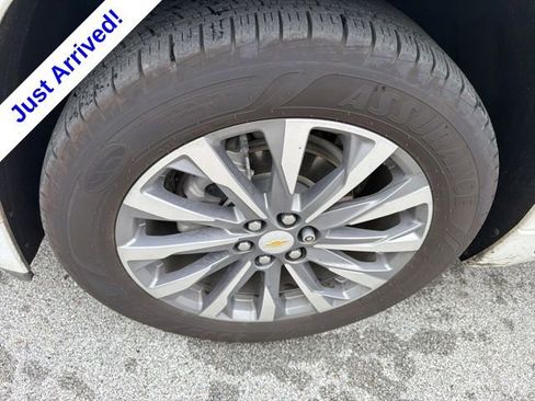 Used 2023 Chevrolet Traverse Premier FWD image 11