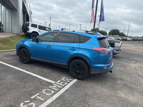 Used 2018 Toyota RAV4 LE FWD image 9