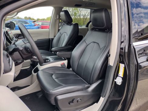 Used 2024 Chrysler Pacifica Limited FWD image 2